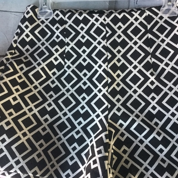 Zara Basic Geometric Women’s Shorts - Picture 2 of 3